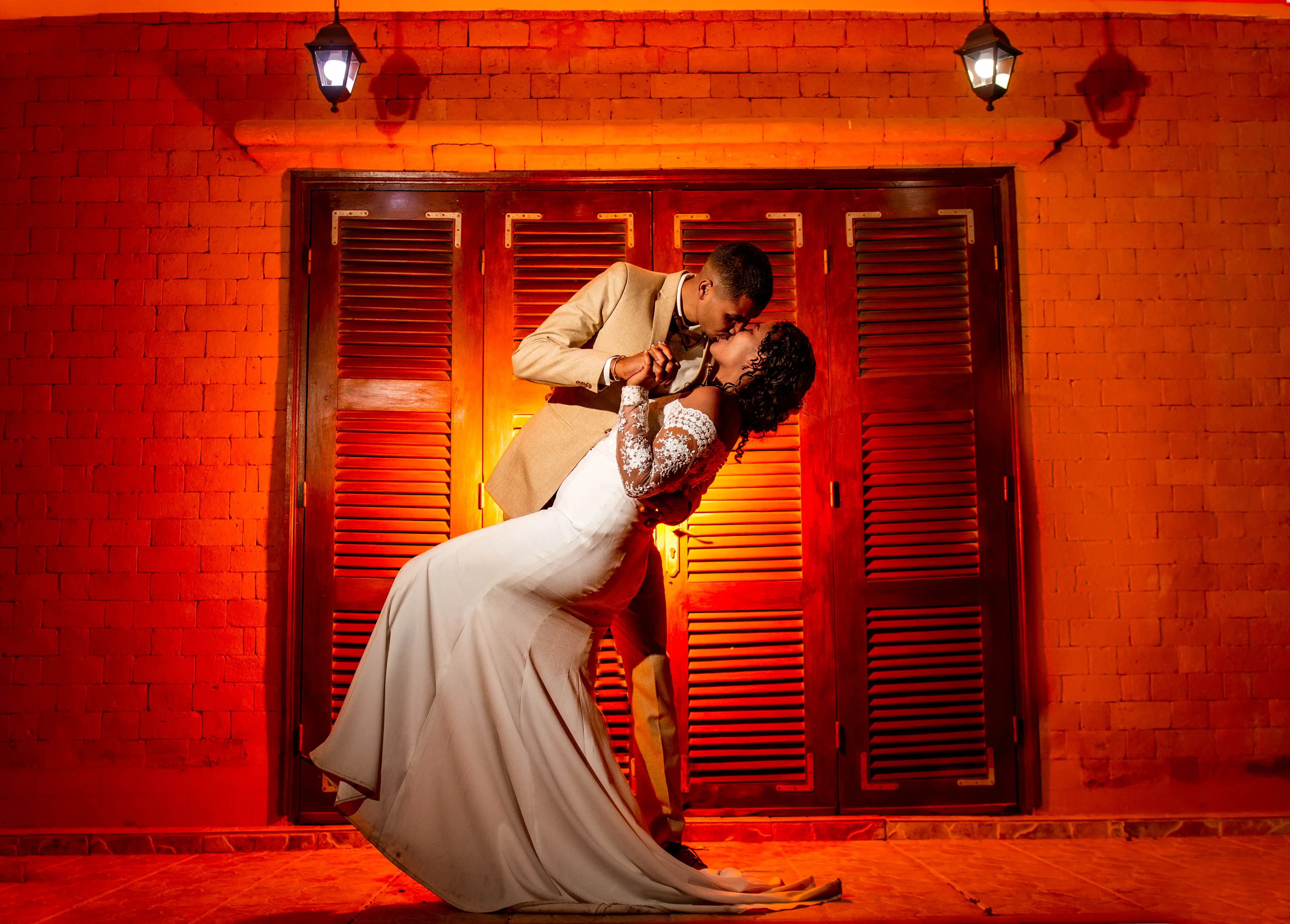 Photo de mariage, couple s'embrassant dans une lumière chaude
